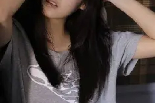 曹云金与神秘女子车内亲昵被拍还在路边草丛小便边解手边吐痰